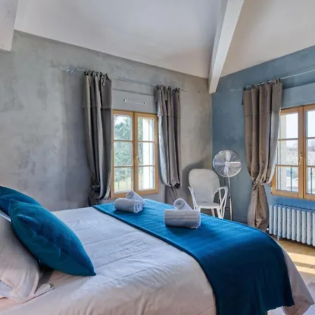 Chateau La Poste * Petit-Palais-et-Cornemps