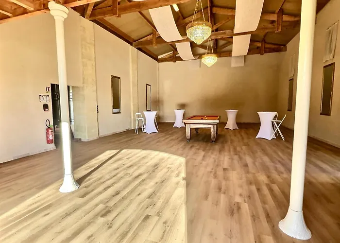 Chateau La Poste * Petit-Palais-et-Cornemps